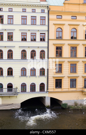 Vue depuis les rives de la Vltava à Prague Banque D'Images