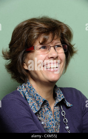 Portrait d'une femme d'âge moyen heureux avec des lunettes Banque D'Images