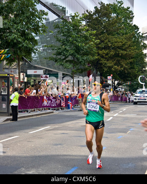 Jeong Jin-Hyeok a 21 ans en Corée du Sud à Londres 2012 mens marathon. Il a terminé 82e. Banque D'Images