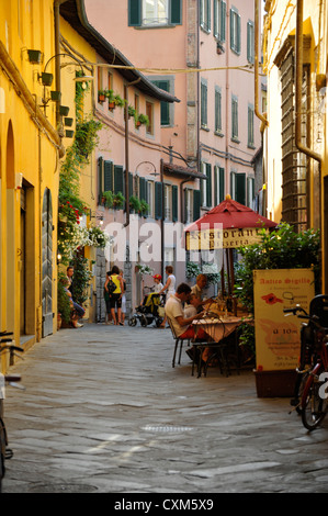Les touristes de manger à l'extérieur dans un restaurant à Lucques Toscane Italie Banque D'Images