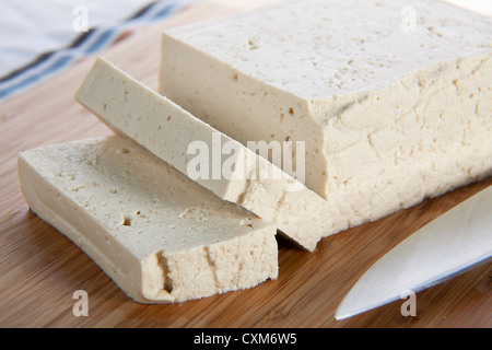 Bloc de tofu frais sur des cylindres. Banque D'Images