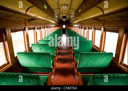 Vue grand angle de l'intérieur d'un train de voyageurs, antique vintage cabin Banque D'Images