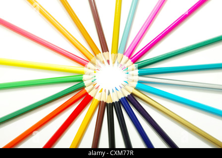 Assortiment de crayons de couleur sur fond blanc Banque D'Images