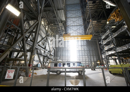 Intérieur de l'édifice de l'Assemblée véhicule bay avec la nasa astrovan au Centre spatial Kennedy en Floride USA Banque D'Images