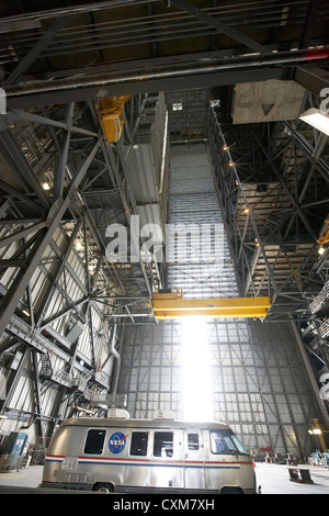 Intérieur de l'édifice de l'Assemblée véhicule bay avec la nasa astrovan au Centre spatial Kennedy en Floride USA Banque D'Images