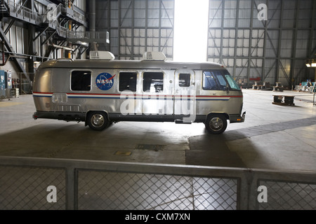 Intérieur de l'édifice de l'Assemblée véhicule bay avec la nasa astrovan au Centre spatial Kennedy en Floride USA Banque D'Images