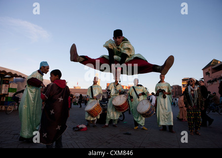 Danse Chleuh-boys, Place Djemaa el Fna, la place Jamaâ el fna, la place principale de Marrakech, Maroc Banque D'Images