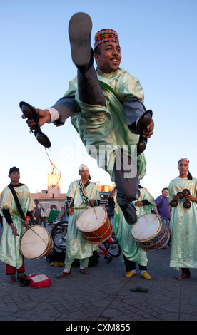 Danse Chleuh-boys, Place Djemaa el Fna, la place Jamaâ el fna, la place principale de Marrakech, Maroc Banque D'Images