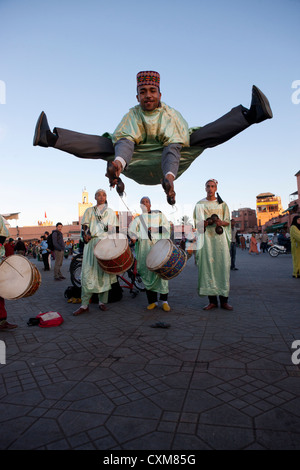 Danse Chleuh-boys, Place Djemaa el Fna, la place Jamaâ el fna, la place principale de Marrakech, Maroc Banque D'Images