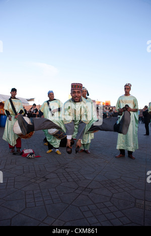 Danse Chleuh-boys, Place Djemaa el Fna, la place Jamaâ el fna, la place principale de Marrakech, Maroc Banque D'Images