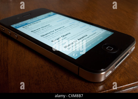 Élection présidentielle de 2012 e-mails à partir de la campagne de Barack Obama sur un iphone. Banque D'Images