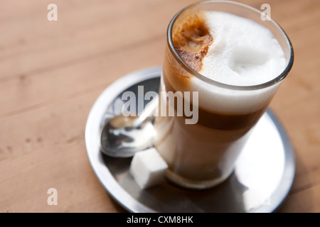 Café au lait en bar à Marrakech, Maroc Banque D'Images