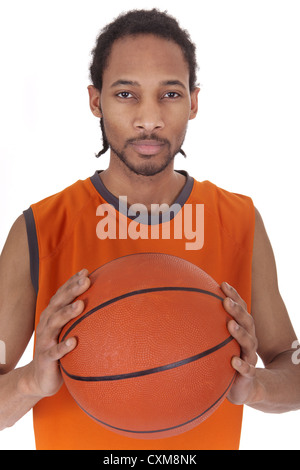 Joueur de basket-ball masculin tenant une balle entre les deux mains Banque D'Images