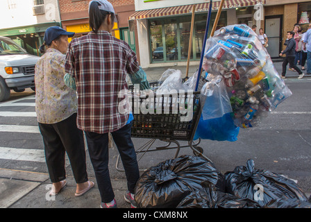 New York City, NY, États-Unis, scènes de rue dans le West Village, pauvres chinois, ramasseurs d'ordures, Scavangers immigrants internationaux, asiatique, quartier, migrants, faibles revenus urbains usa, pauvreté Banque D'Images