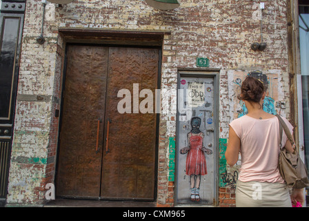 New York, NY, USA, scènes dans le Meatpacking District, Woman Looking at Street Art on wall Banque D'Images