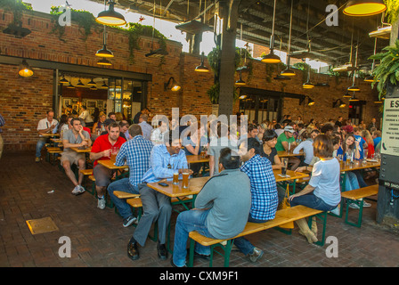 New York, NY, USA, les gens dans le café en plein air, "Biergarten" près de la ligne haute jardin, dans le Meatpacking District, Banque D'Images