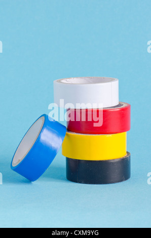 Ruban adhésif coloré isolé sur fond blanc Banque D'Images