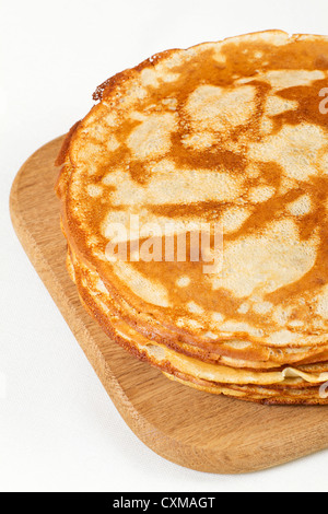 Pile de crêpes isolé sur fond blanc Banque D'Images
