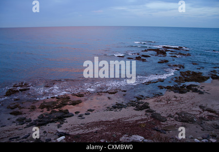 Mer Méditerranée en Andalousie dans la soirée. L'Espagne. Banque D'Images