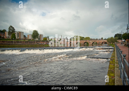 Le 'fond' Devorgilla et pont sur la rivière Nith en plein cœur de la ville de Dumfries. 8596 SCO Banque D'Images