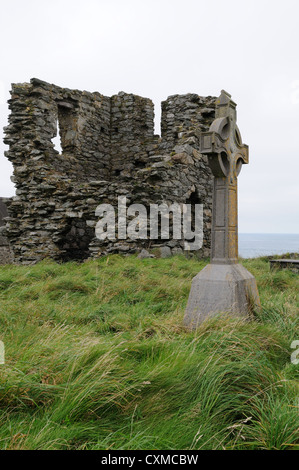 Ruines de l'abbaye de St Marys Tour et Croix celtique Bardsey island Ynys Enlli Péninsule Llyn Gwynedd au Pays de Galles Cymru UK GO Banque D'Images