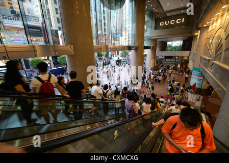 L'Escalator menant au centre commercial Times Square dans Causeway Bay Banque D'Images