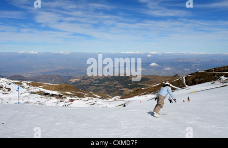 Snowboarder, en Sierra Nevada resort piste (Espagne) Banque D'Images