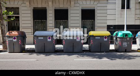 Bennes sur le bord de la route, Barcelone, Catalogne, Espagne, Europe Banque D'Images