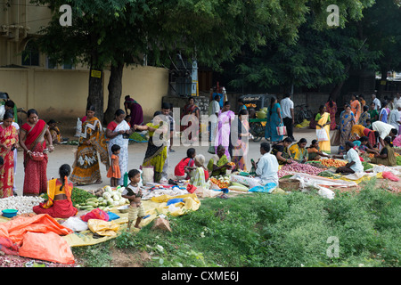 Marché de légumes de la rue indienne dans Puttaparthi, Inde Banque D'Images