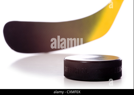 Bâton de hockey puck et sur un fond blanc Banque D'Images