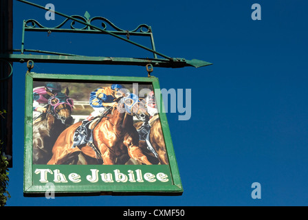 Enseigne de pub montrant une course de chevaux à l'occasion du jubilé, en face de l'hippodrome de Kempton Park, Surrey, Angleterre Banque D'Images