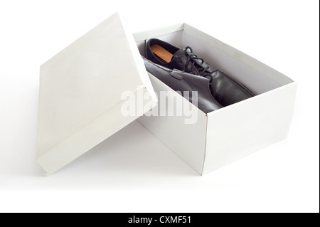 Une paire de chaussures d'hommes dans une boîte blanche avec copie espace sur la boîte sur un fond blanc Banque D'Images