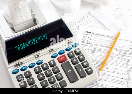 Ajout d'une machine ou d'une calculatrice avec l'ajout de bandes de papier ou de la machine et des formulaires fiscaux Banque D'Images