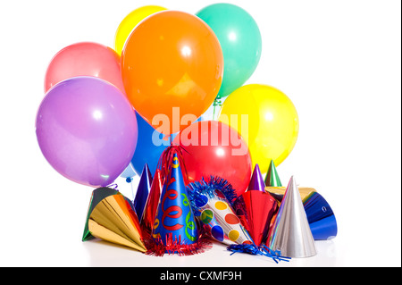 Fête d'arrière-plan avec chapeaux de fête, de ballons et de banderoles flottant Banque D'Images