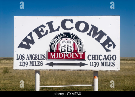 Le point à mi-chemin entre Chicago et Los Angeles le long de la Route 66 dans la région de Adrian, Texas Banque D'Images