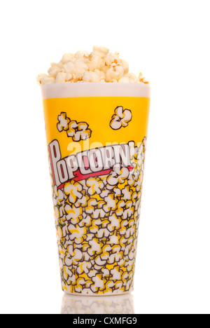 Contenant de délicieux film popcorn on white Banque D'Images