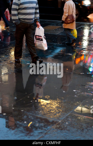 [Fin] shopping de nuit sous la pluie à Glasgow Banque D'Images