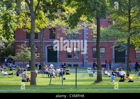 Les étudiants et les touristes reste dans les chaises de parterre dans Harvard Yard, l'ancien cœur de l'Université Harvard campus le 27 septembre 2012. Banque D'Images