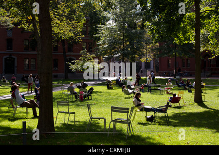 Les touristes et les étudiants reste dans les chaises de parterre sur un après-midi ensoleillé de Harvard Yard, l'ancien cœur de campus de l'Université de Harvard. Banque D'Images