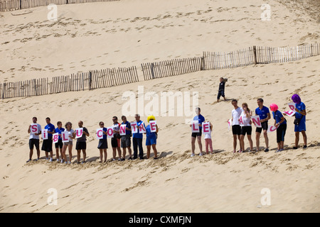 Les gens de Siblu organisation dans la lutte contre le cancer dans la célèbre Dune du Pyla, à Pyla sur Mer, France. Banque D'Images