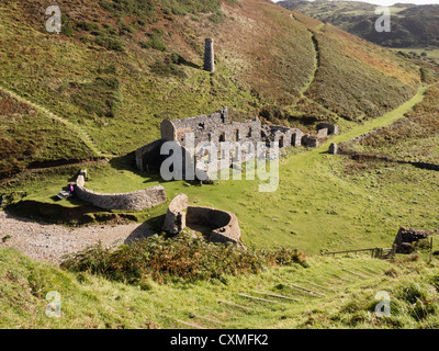 Étapes vers le bas pour porcelaine anciennes ruines sur Isle of Anglesey Coastal Path dans Llanlleiana Porth Bay Cemaes Anglesey au nord du Pays de Galles UK Banque D'Images