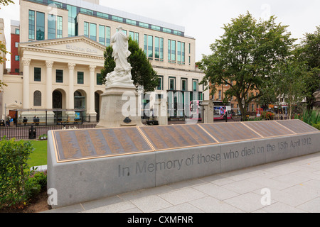 Titanic memorial garden en raison de l'hôtel de ville avec de nouveaux noms de victimes liste plinthe qui est mort. L'Irlande du Nord Belfast Banque D'Images