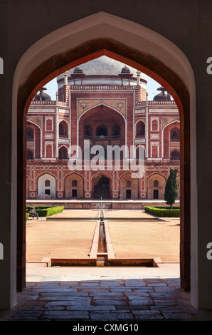 Tombe de Humayun. Vue à l'arche. Delhi, Inde Banque D'Images