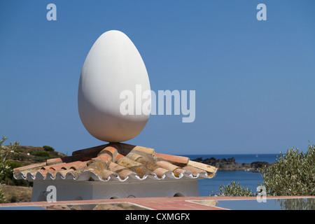 Oeuf sur le toit de la maison de Salvador Dali, Portlligat, Espagne Banque D'Images