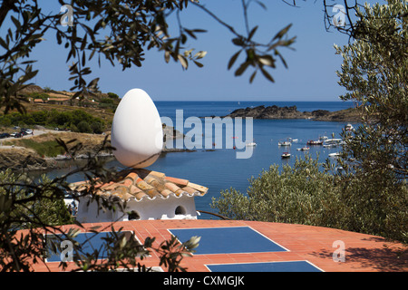 Oeuf sur le toit de la maison de Salvador Dali, Portlligat, Espagne Banque D'Images