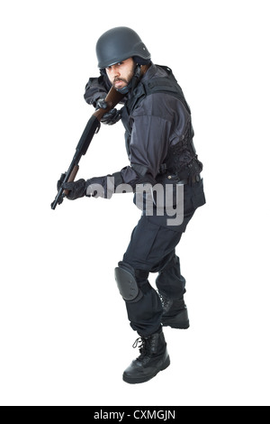 Un agent swat portant un gilet pare-balles et de viser avec une arme à feu Banque D'Images