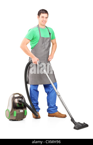 Portrait d'un homme le nettoyage à l'aspirateur isolé sur fond blanc Banque D'Images