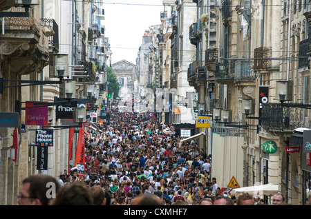 La foule des magasins le premier jour de la vente, la rue Sainte Catherine, Bordeaux, Gironde, France Banque D'Images