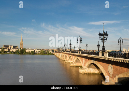 Le Pont de Pierre traversant le fleuve Garonne, Bordeaux, France, Europe Banque D'Images