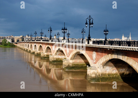 Le Pont de Pierre pont traversant la Garonne, Bordeaux, France dans le centre-ville Banque D'Images